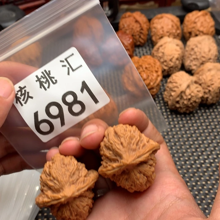 文玩核桃吊坠观音肚