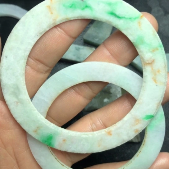 翡翠未镶嵌颈饰裸石