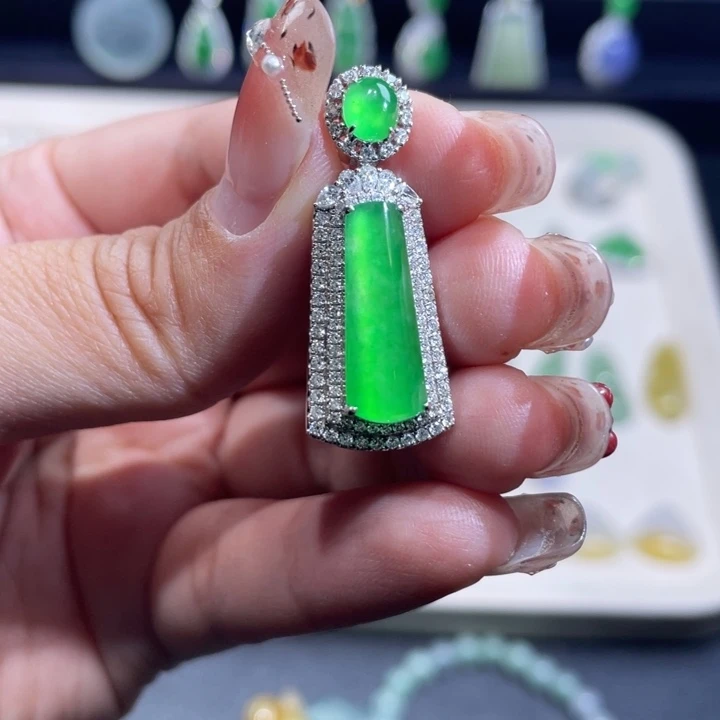 翡翠18K金镶嵌颈饰无事牌