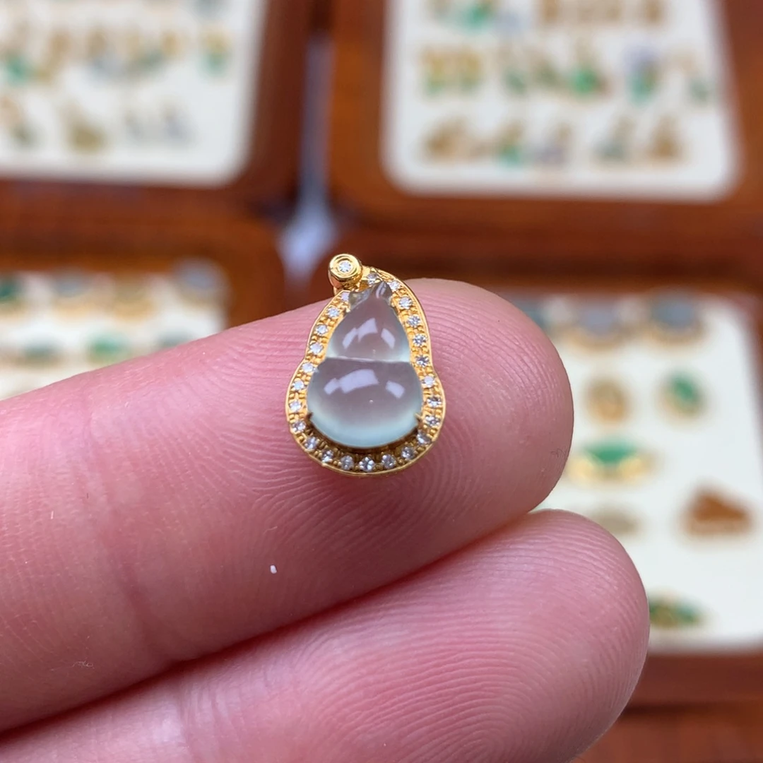 翡翠18K金镶嵌颈饰葫芦