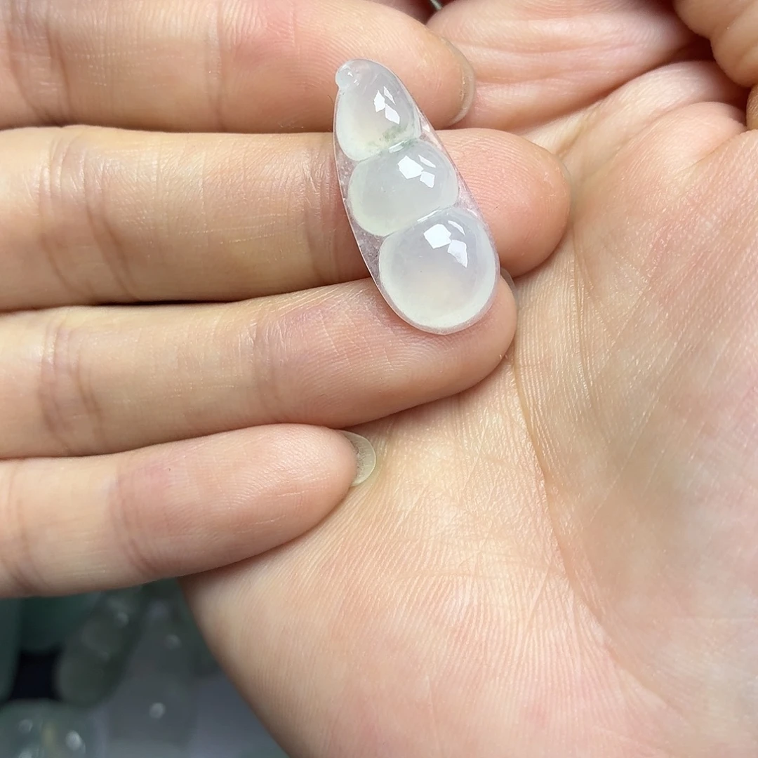 翡翠未镶嵌颈饰飘花豆