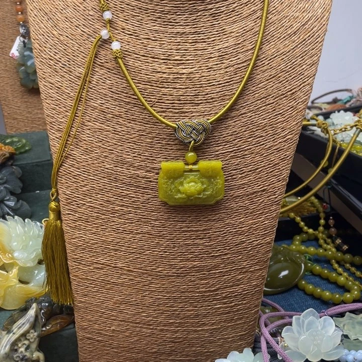 蛇纹石玉未镶嵌吊坠