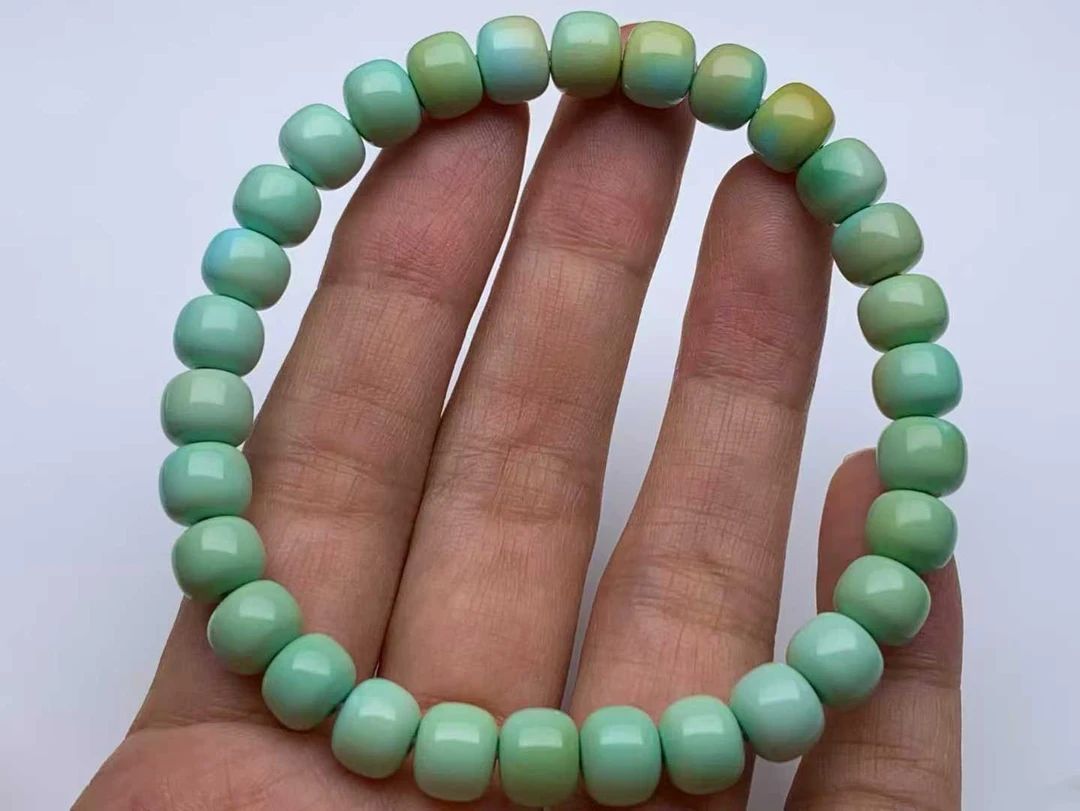 原矿高瓷特色绿松石老型手串，干净清爽嫩绿色，直径7.8mm左右