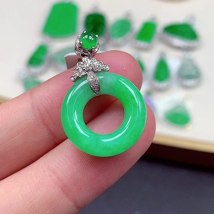 翡翠18K金镶嵌颈饰