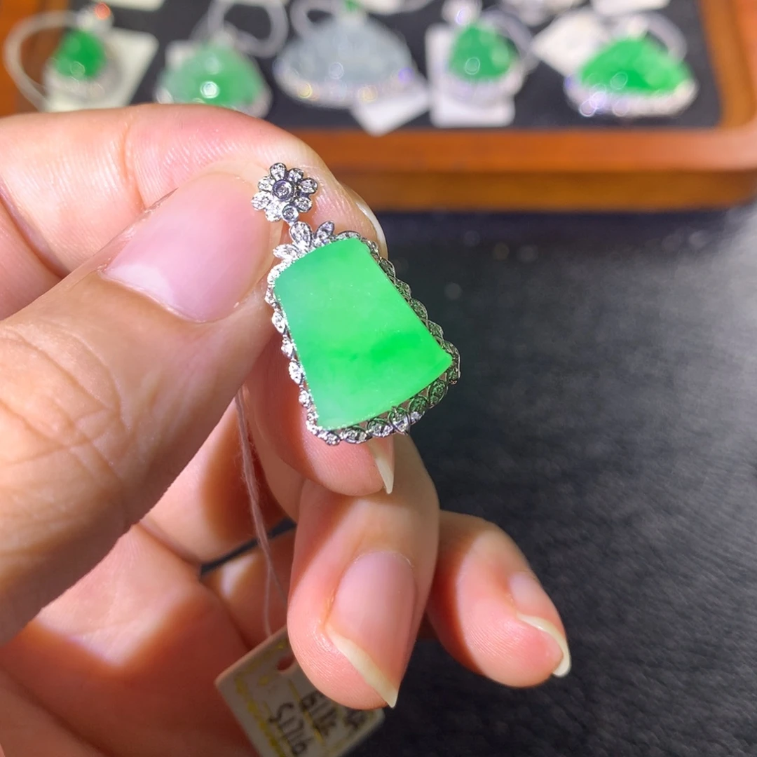 翡翠18K金镶嵌颈饰翡翠