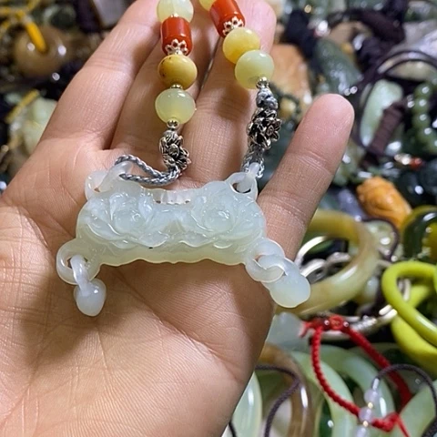岫玉未镶嵌颈饰一个
