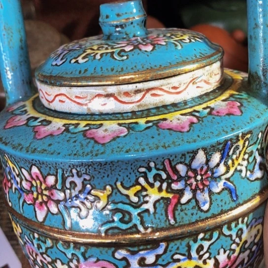 茶壶紫砂原矿泥料手工制作的一把紫砂壶。