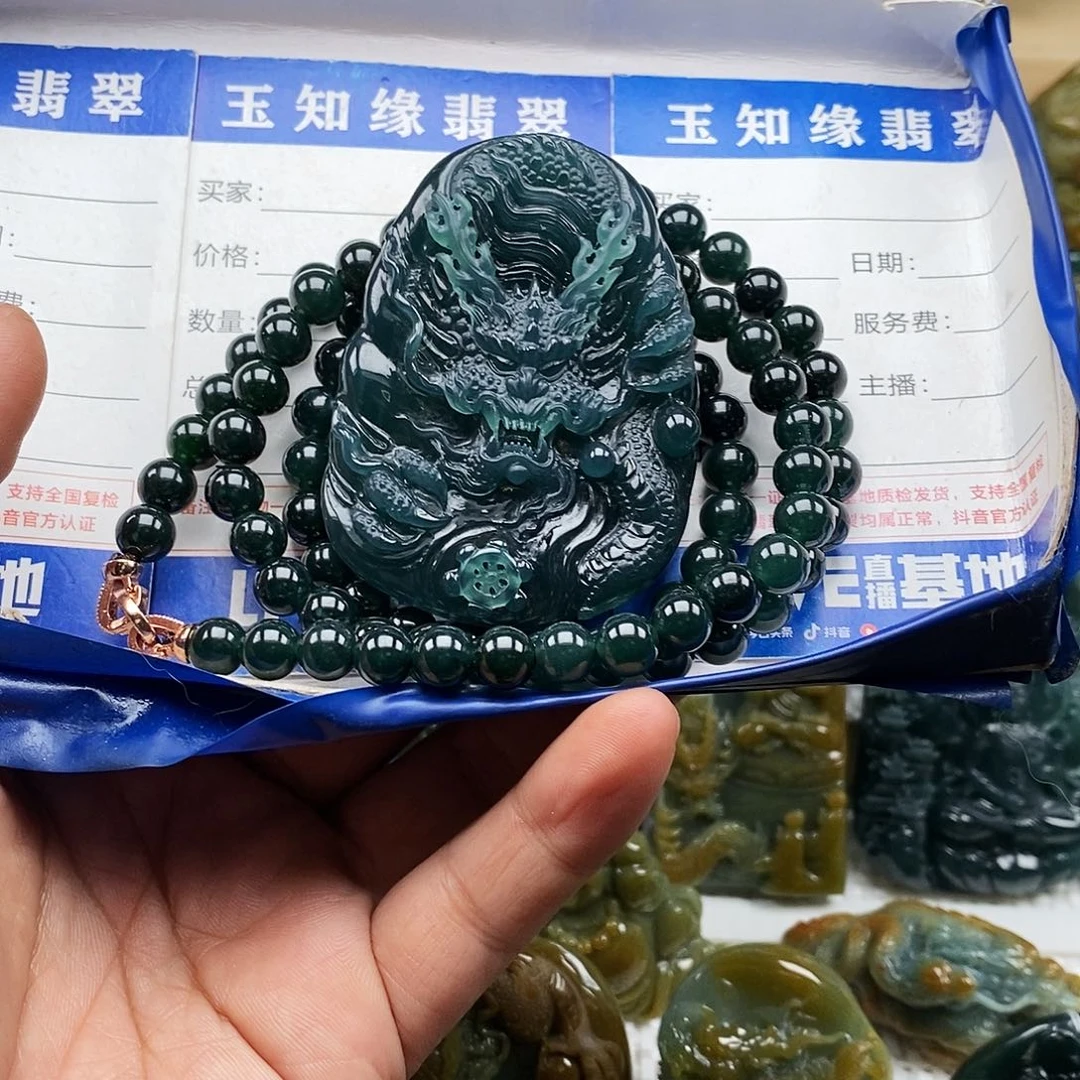 柬***玩翡翠未镶嵌颈饰龙牌