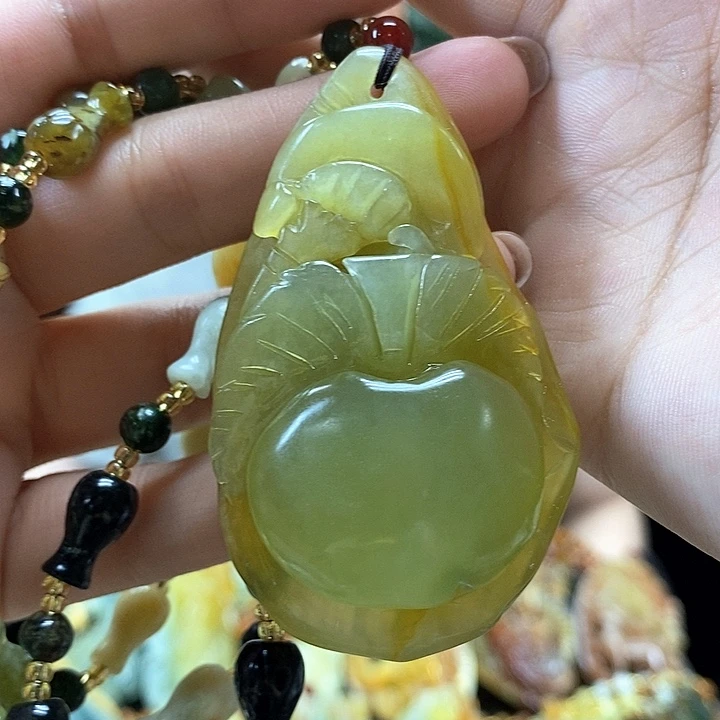 蛇纹石玉未镶嵌颈饰
