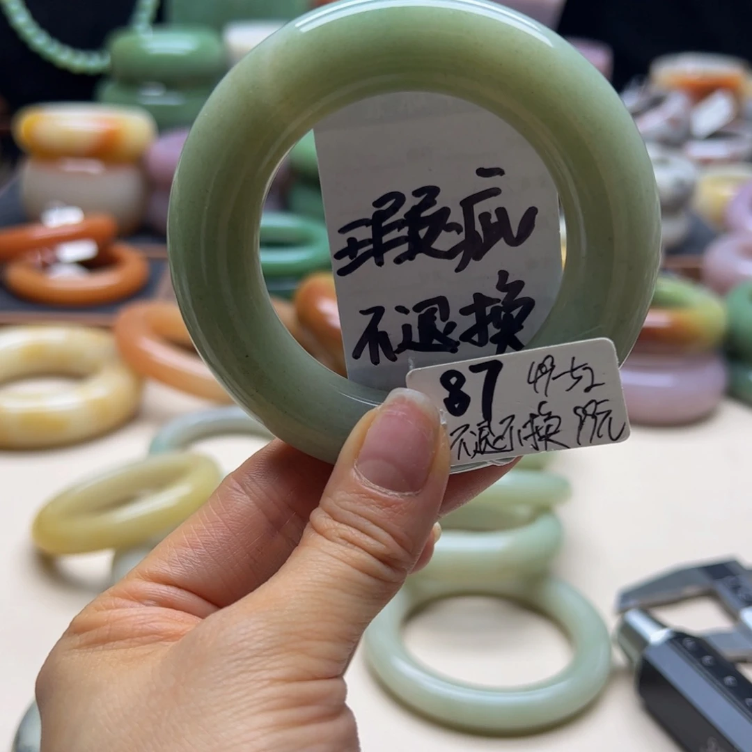 未镶嵌手镯石英岩玉