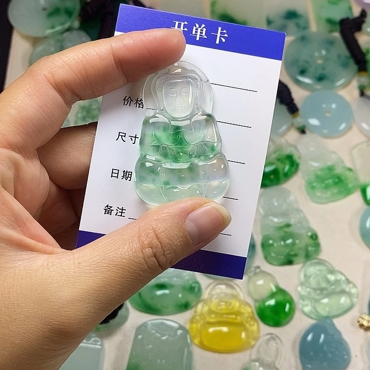 诚***待翡翠未镶嵌颈饰观音