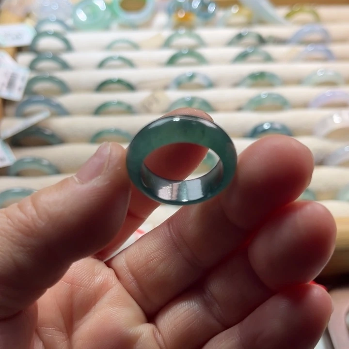 翡翠未镶嵌戒指蓝水