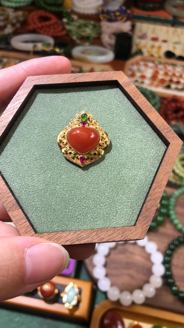 18k金南红爱心吊坠