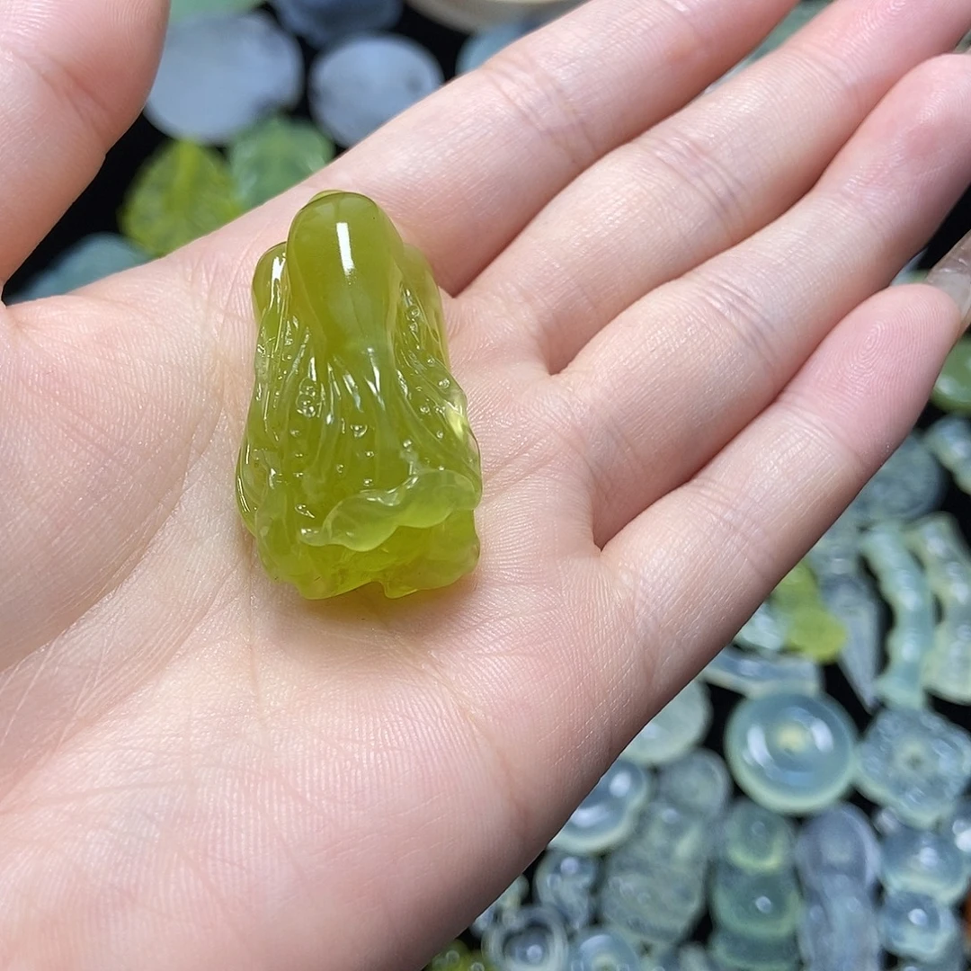 北***司蛇纹石玉未镶嵌颈饰