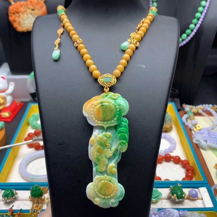 翡翠颈饰未镶嵌黄加绿如意
