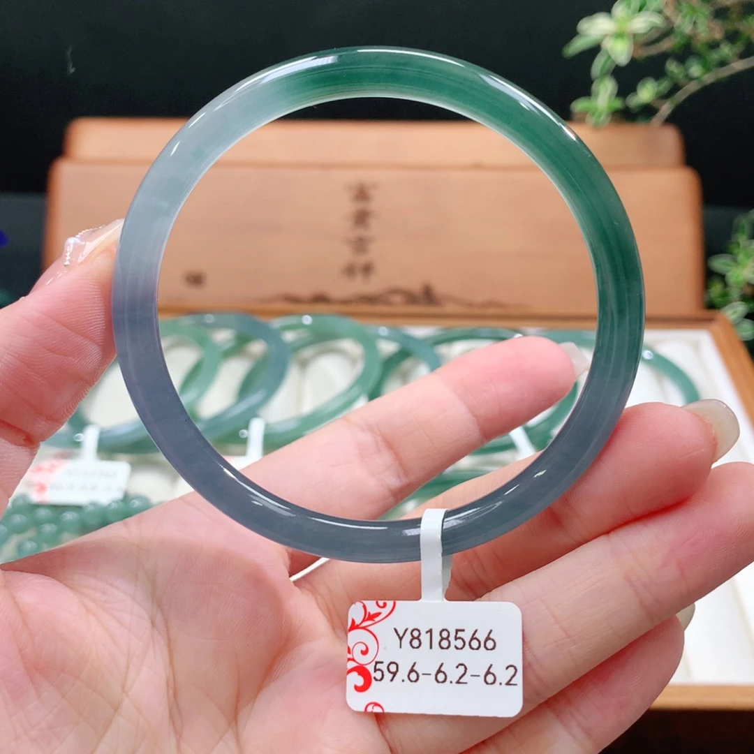 翡翠手镯未镶嵌天然