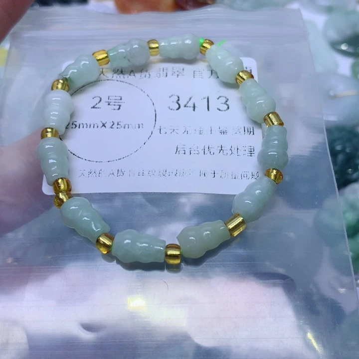 翡翠足银镀金镶嵌颈饰翡翠