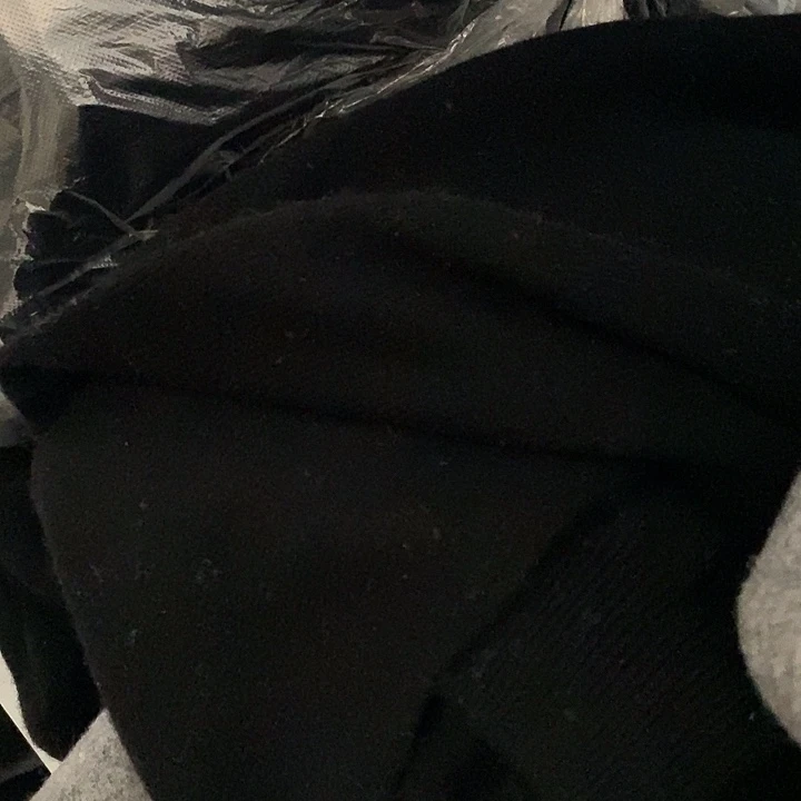 100%羊毛黑色V领接受调换