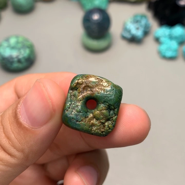 未镶嵌绿松石颈饰