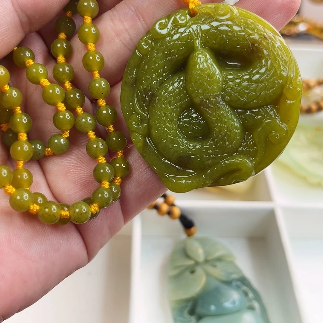 蛇纹石玉颈饰未镶嵌