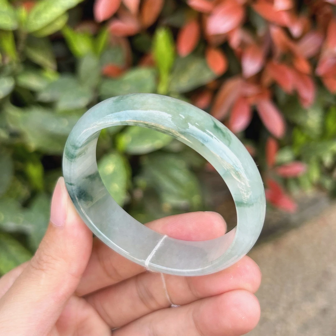 66号天然A货翡翠飘兰花贵妃镯带有黄沁尺寸54mm自然光拍未修图