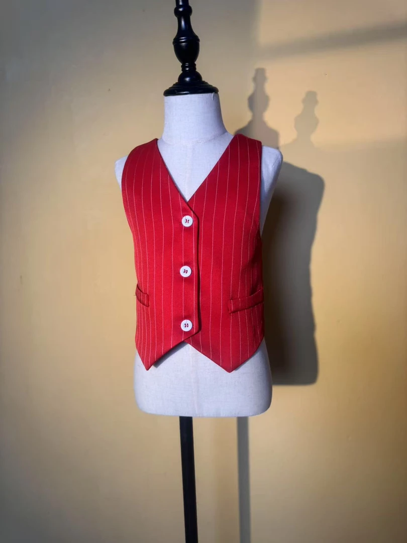 大露背马甲潮服多巴胺潮服模特走秀潮服时尚