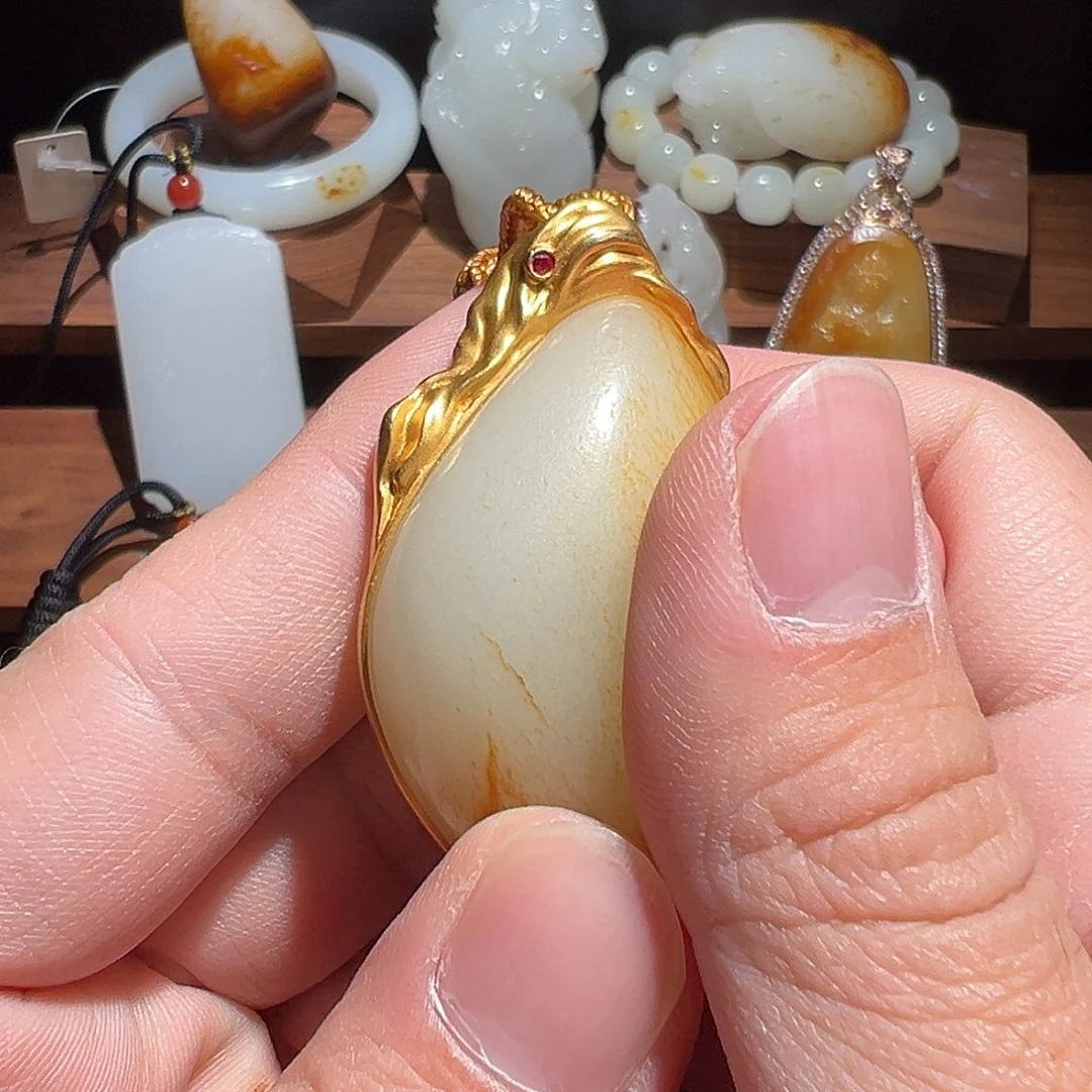 萝***头和田玉未镶嵌颈饰