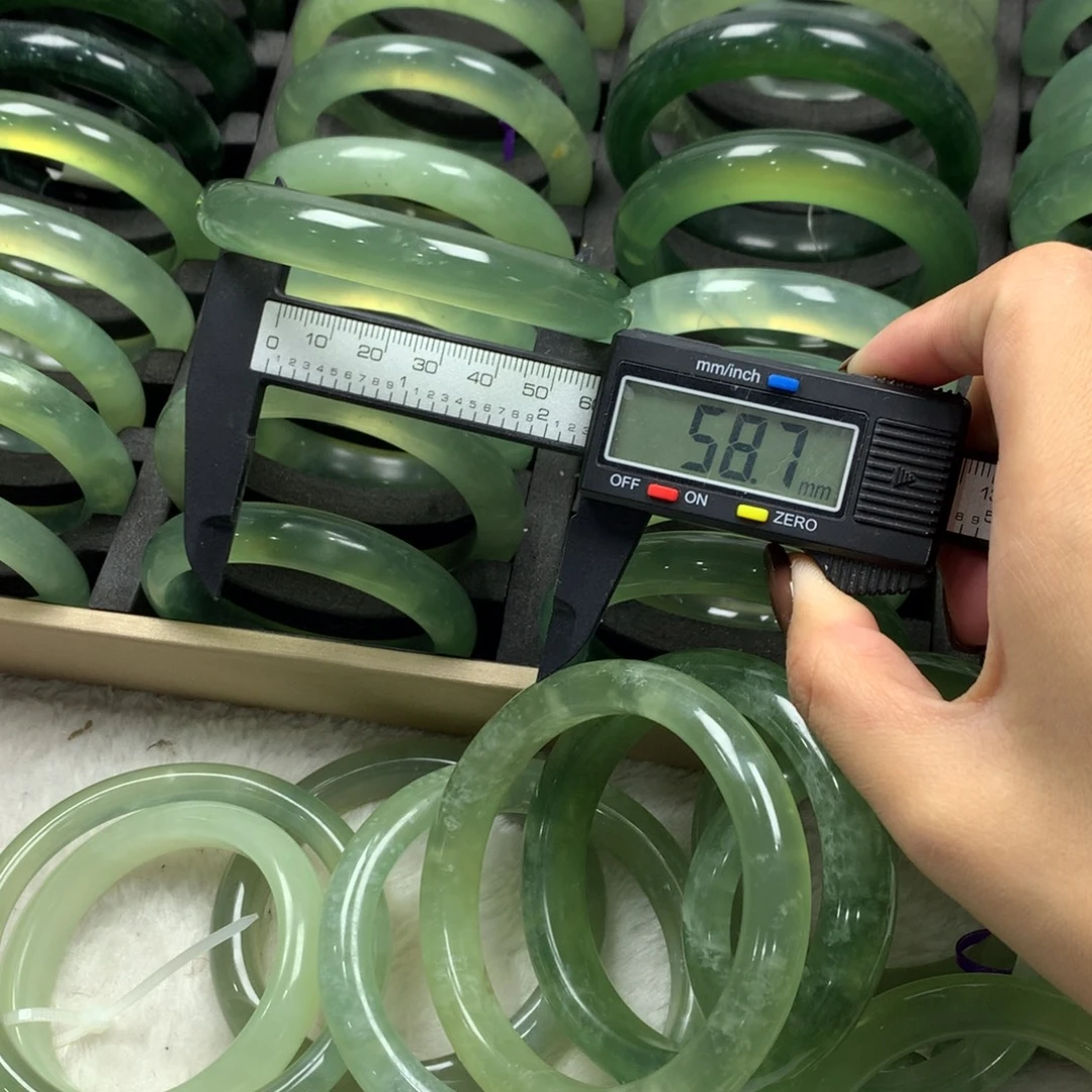 蛇纹石玉未镶嵌手镯1