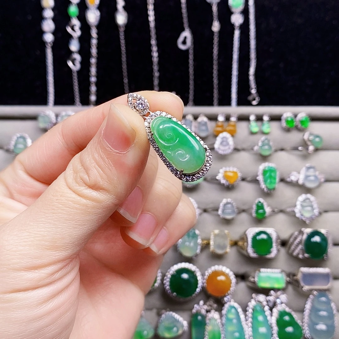 翡翠银S925镶嵌颈饰如意