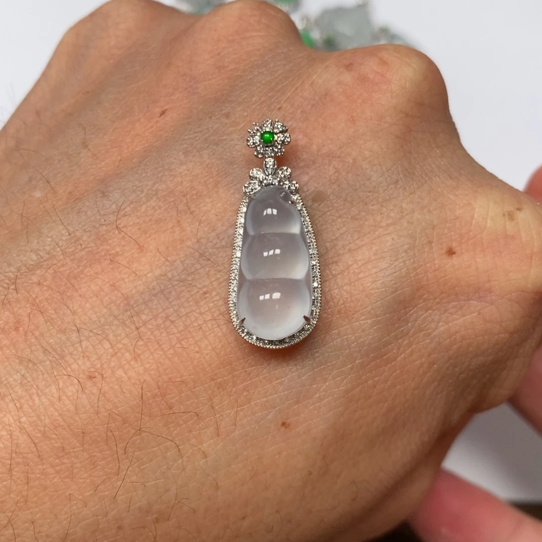 翡翠18K金镶嵌颈饰福豆