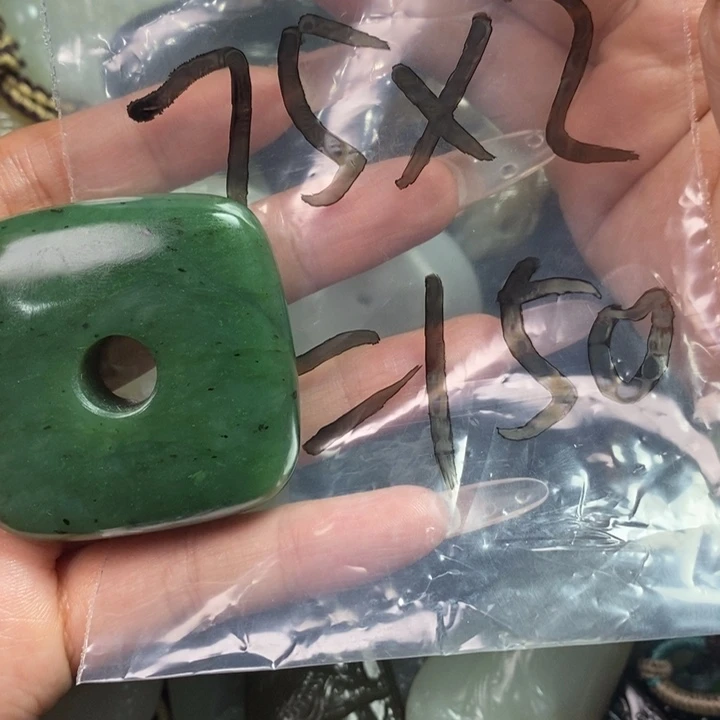 伊***e和田玉未镶嵌颈饰