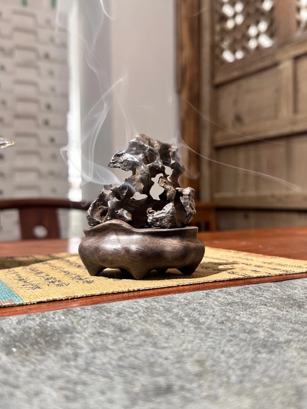 太湖水石 香炉 案上云烟