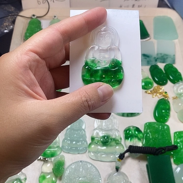 翡翠未镶嵌颈饰观音