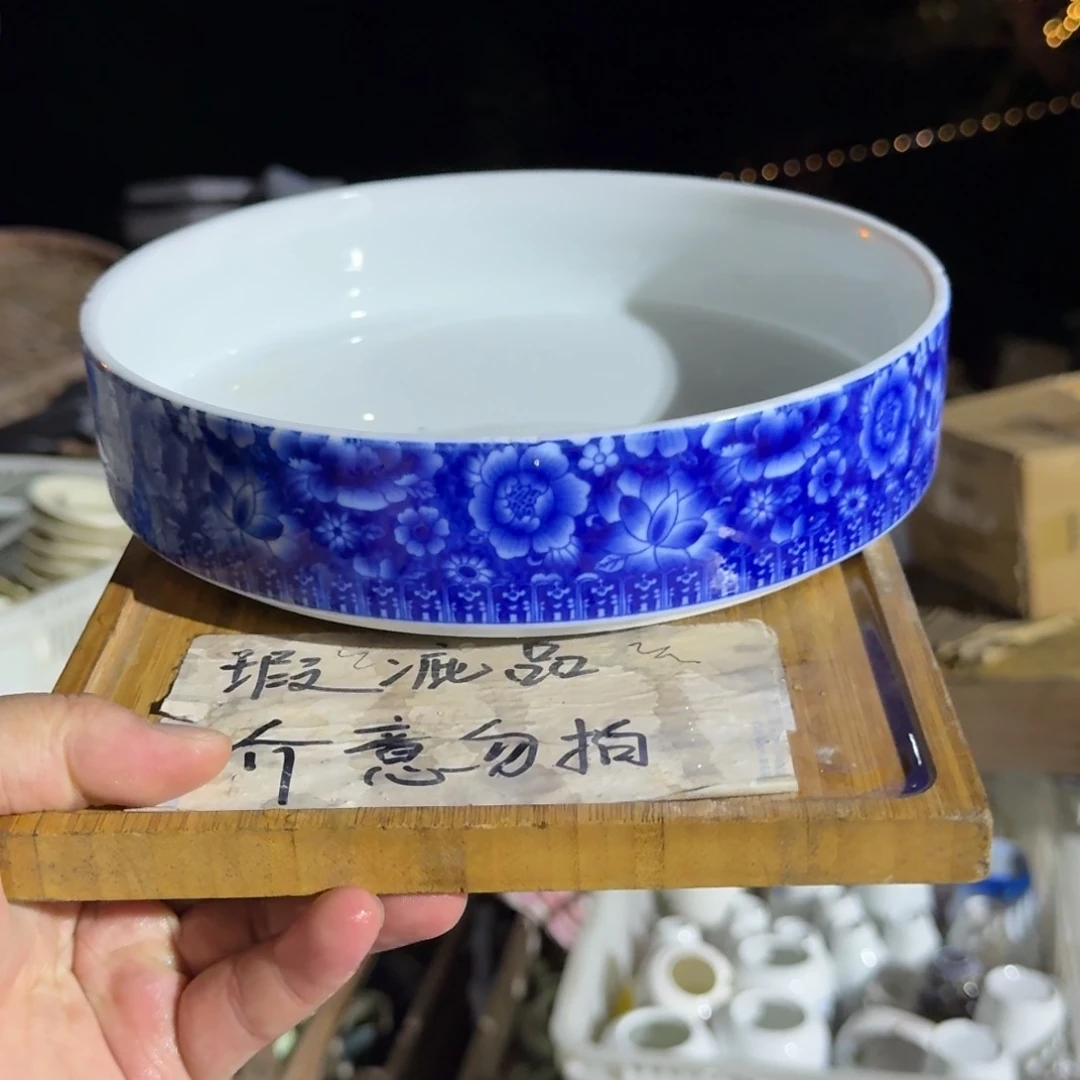 微瑕疵介意勿拍陶瓷器皿H451略有微瑕疵。介意勿拍