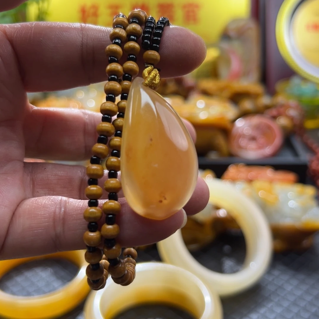 颈饰未镶嵌石英质玉