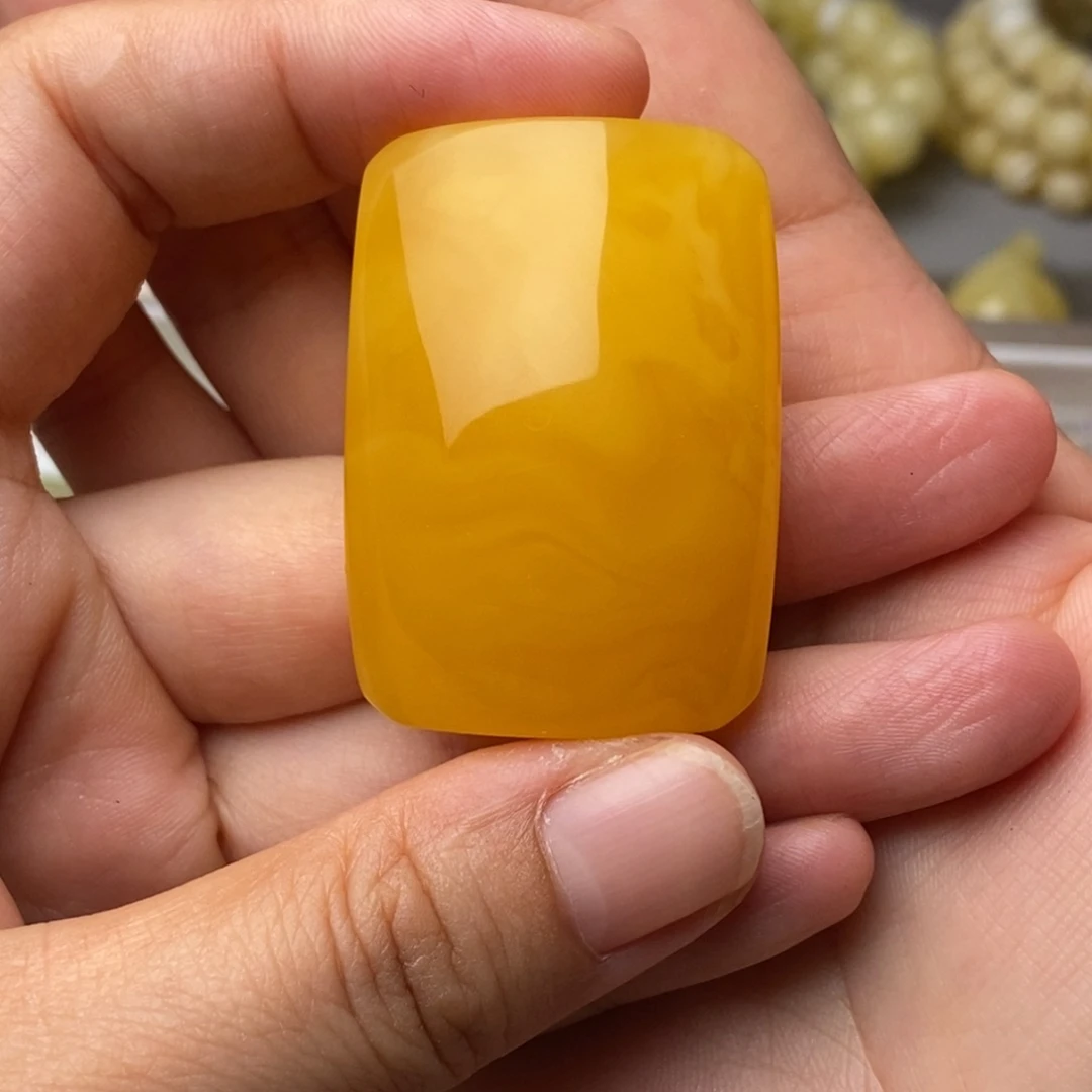 未镶嵌颈饰琥珀随*，