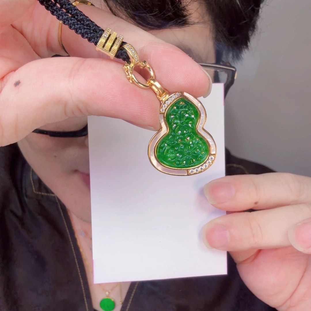 翡翠未镶嵌颈饰一件