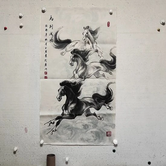 横款周士宸水墨写意奔马作品