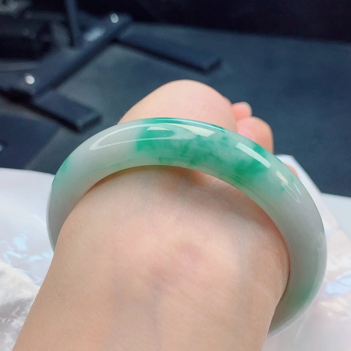 翡翠未镶嵌手镯60圈口