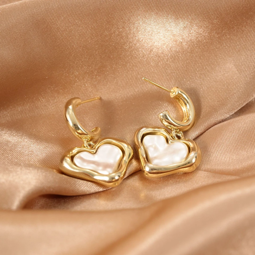 合金耳饰 高级感轻奢时尚设计款复古爱心吊坠耳饰zz