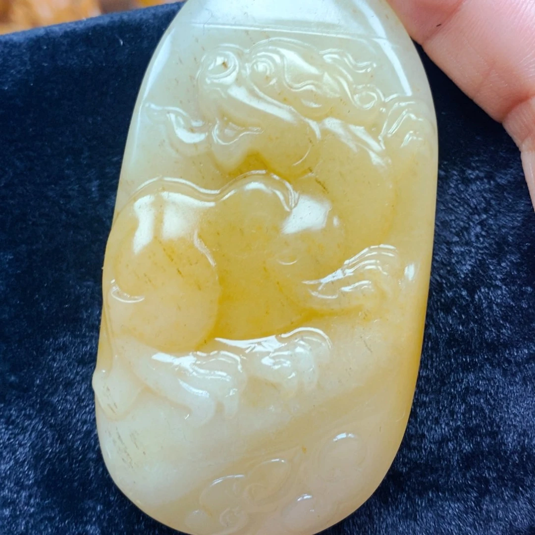 未镶嵌石英质玉（黄龙玉）颈饰