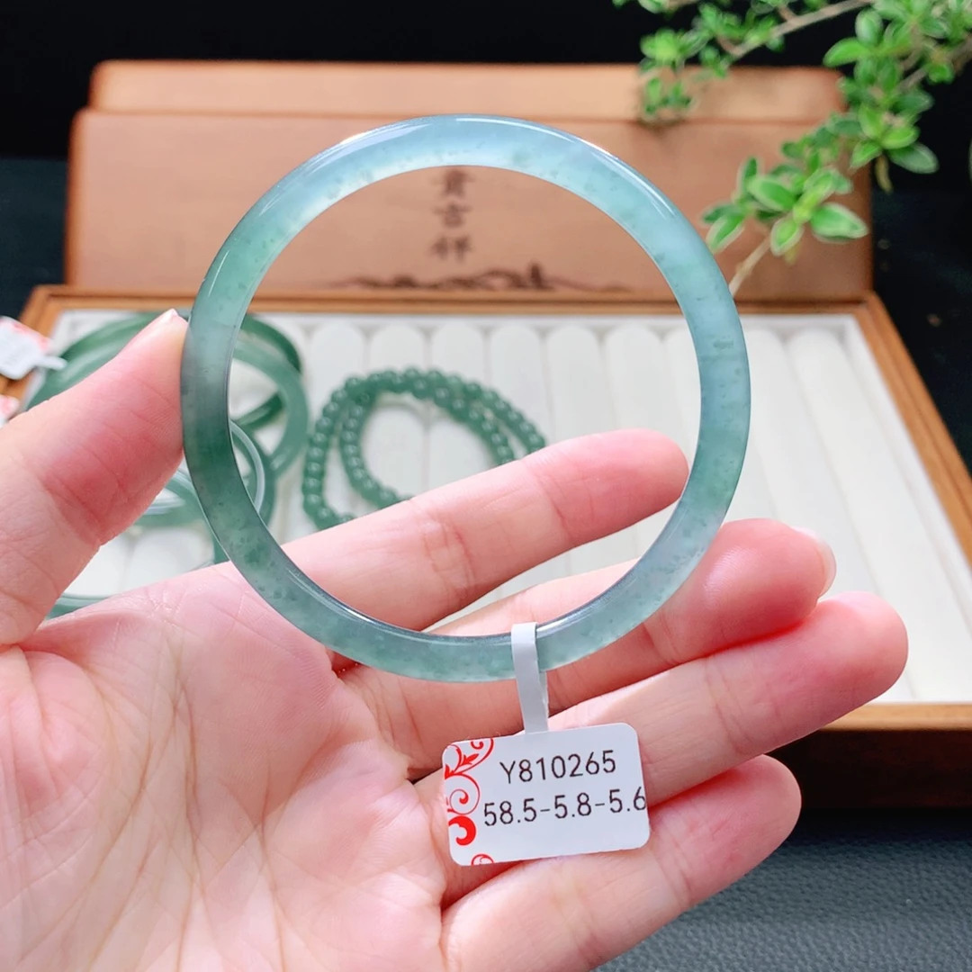 未镶嵌手镯（圆镯）翡翠