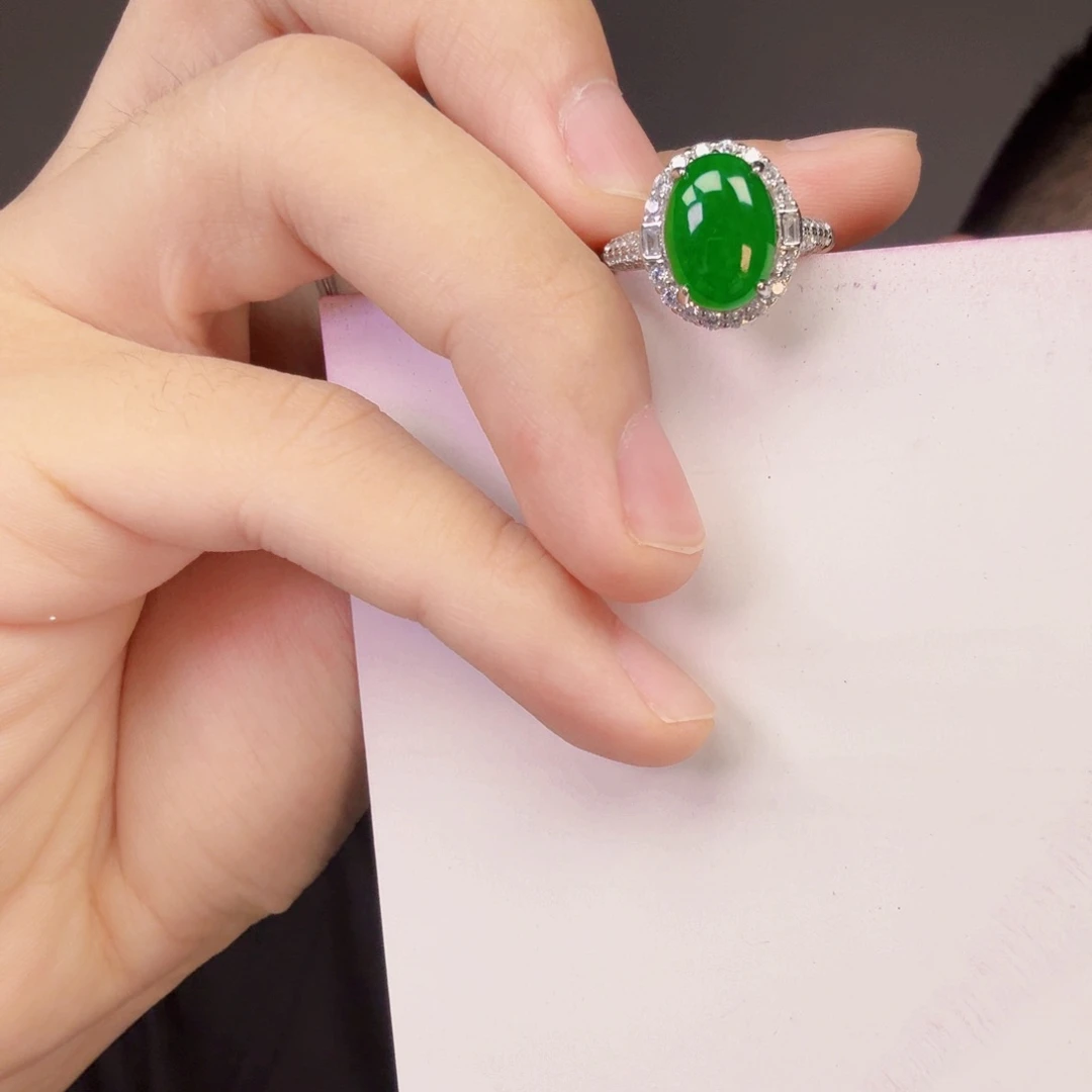 翡翠未镶嵌颈饰一件