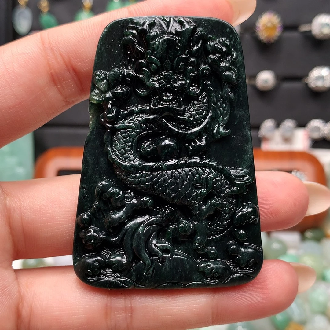 翡翠未镶嵌颈饰龙牌