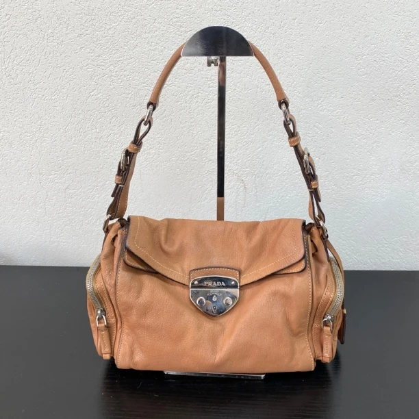 95新 Prada/普拉达 焦糖色猪鼻双兜机车单肩包底长23 123797