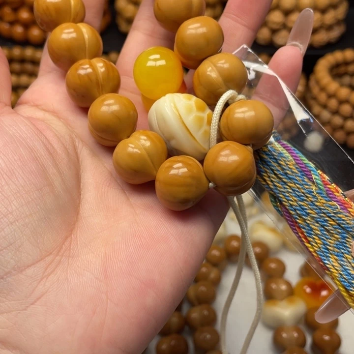 姚****吊坠猴头核桃微瑕屁桃加爱心富甲流苏