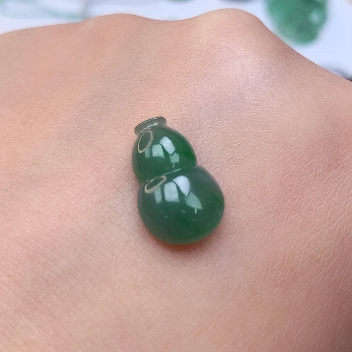 翡翠未镶嵌颈饰葫芦戒面