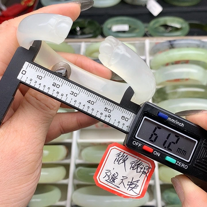 蛇纹石玉手镯未镶嵌495