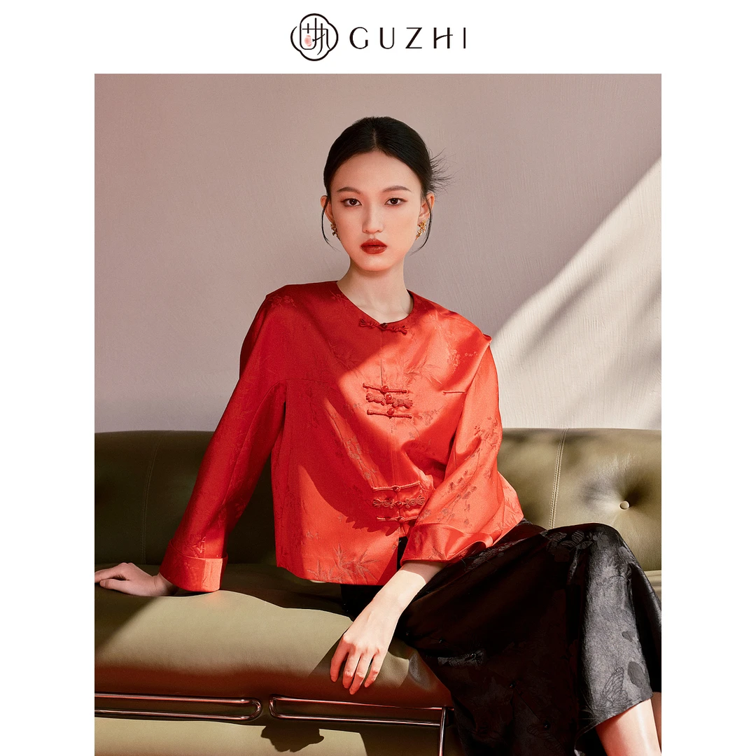 固执2025春季新款新中式圆领提花长袖排扣短款外套女装