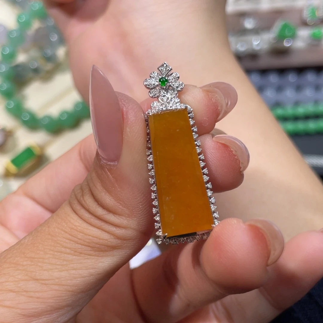 翡翠18K金镶嵌颈饰